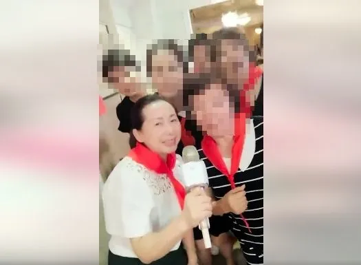 ▲▼徐春鶯（左）打扮成紅衛兵模樣，與一群陸配歌頌中國國家主席習近平。（圖／翻攝「再一步」政論粉專）