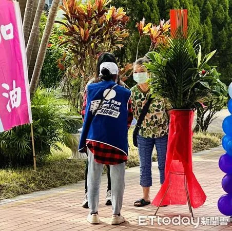 ▲▼頭份市文英國中今天校慶運動會，縣議員陳光軒前往參加，發現國民黨苗栗縣第二選區立委參選人邱鎮軍團隊在校內拉票並發放文宣品。（圖／陳光軒提供）