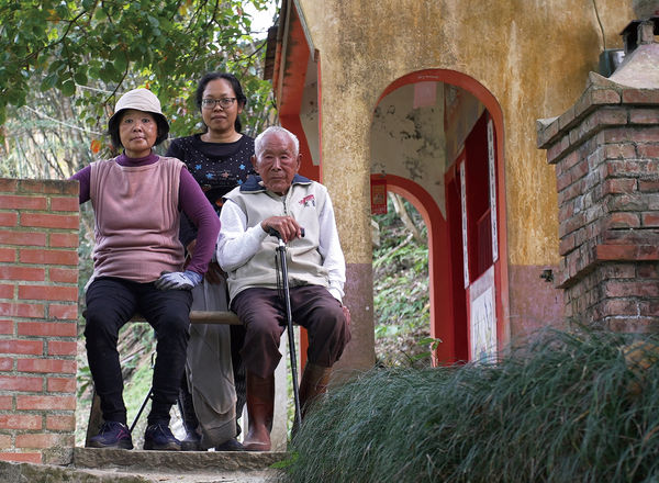 ▲《花若盛開》紀錄98歲耆老郭火炎(右)、二女兒(左)與外籍看護阿蒂一家。（圖／春雷創意提供）
