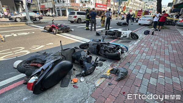 [新聞] 高雄汽車「保齡球式暴衝」騎士被夾死　