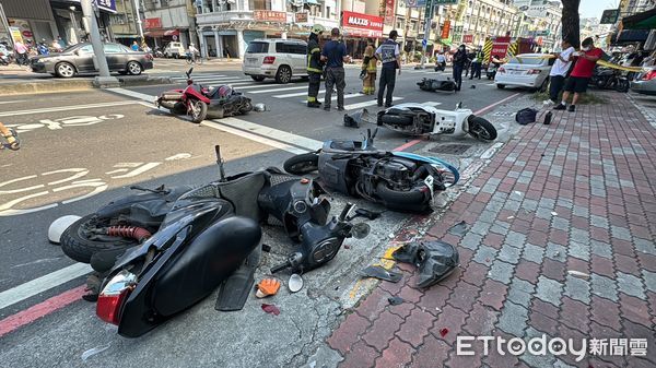 ▲▼高雄汽車暴衝追撞，1人死5人傷。（圖／記者吳世龍攝）