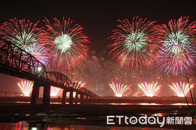 中秋連假必看2大煙火秀！1.8萬發海上花火　還有氣墊樂園、市集