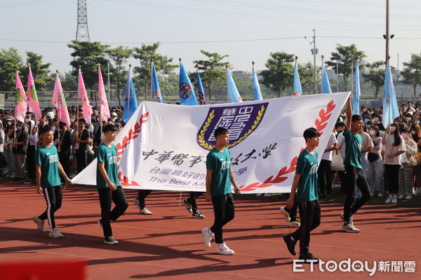 ▲中華醫大55週年校慶運動會，由校隊選手舉校旗進場，選手以創意造型進場展現系科特色。（圖／記者林東良翻攝，下同）