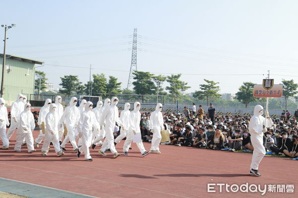 ▲中華醫大55週年校慶運動會，由校隊選手舉校旗進場，選手以創意造型進場展現系科特色。（圖／記者林東良翻攝，下同）