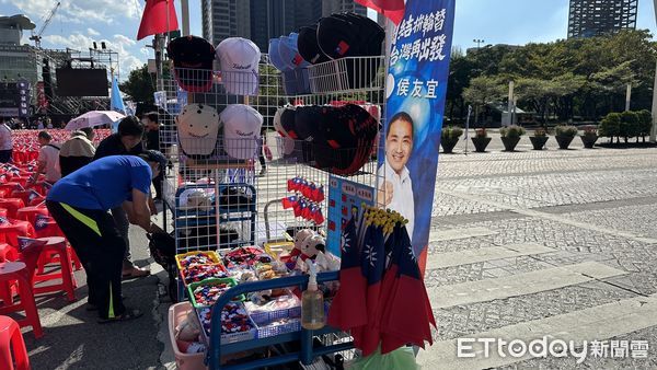 ▲▼ 侯友宜台北造勢，現場有攤販販售國旗小物  。（圖／記者崔至雲攝）
