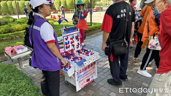 ▲▼ 侯友宜台北造勢，現場有攤販販售國旗小物  。（圖／記者崔至雲攝）