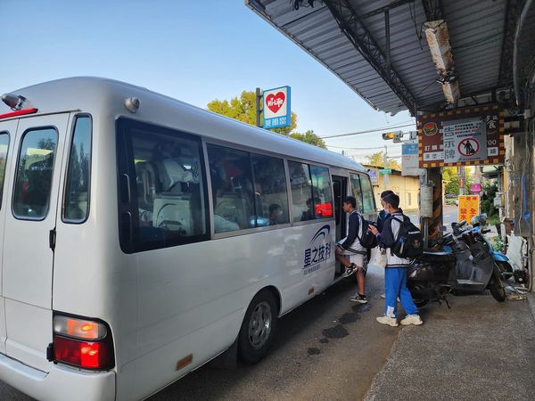 ▲▼40學生擠20人座小巴　新竹1名公車司機生病…造成4路線減班。（圖／翻攝里長郭朋鑫臉書）