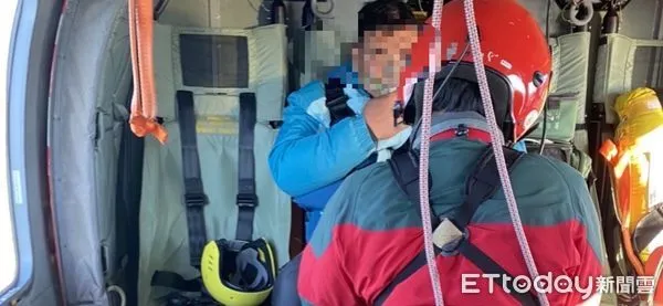 ▲直升機搜救員實施檢傷評估無虞後，將男子吊掛上機。（圖／空勤總隊提供，下同）