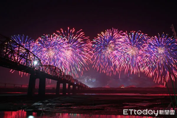 ▲西螺福興宮「螺陽迎太平」，媽祖鑾轎出城高空煙火。（圖／記者蔡佩旻攝）