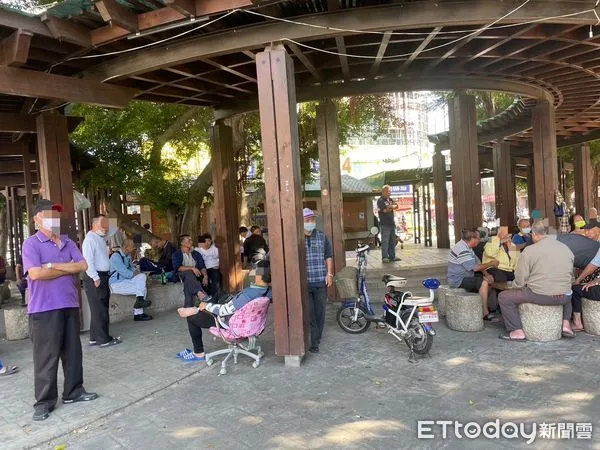 ▲▼頭份下公園有民眾利用園內涼亭聚賭，影響觀瞻，且有違反善良風俗，頭份分局警方日前前往取締，當場查獲4名老人家涉嫌以擲骰賭博。（圖／記者蔡文淵翻攝）