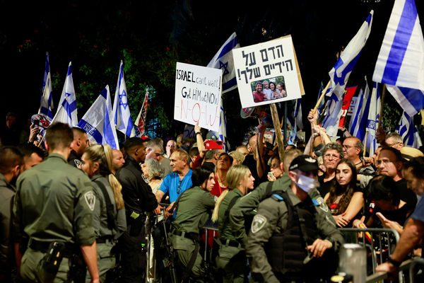 ▲▼以色列民眾上街抗議，要求總理納坦雅胡下台，與警方發生衝突。（圖／路透）