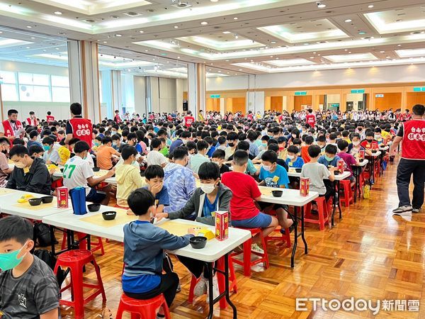 ▲第16屆華聲盃全國圍棋錦標賽，在台南新光三越中山店13樓文化館競技，吸引約700多位參賽者對弈，比賽中各組選手們用心對奕，爭取佳績。（圖／記者林東良攝，下同）