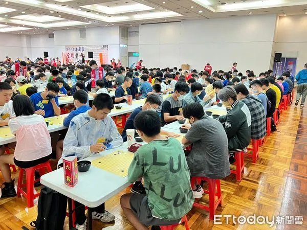 ▲第16屆華聲盃全國圍棋錦標賽，在台南新光三越中山店13樓文化館競技，吸引約700多位參賽者對弈，比賽中各組選手們用心對奕，爭取佳績。（圖／記者林東良攝，下同）