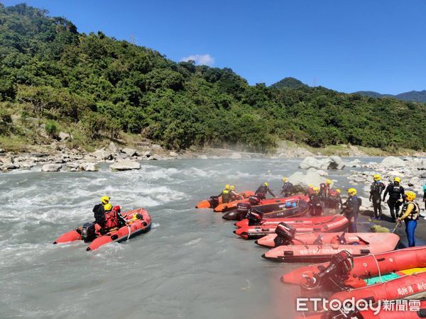 ▲為提升台南市消防局特搜大隊及義消特搜中隊急流救援能力，警義消特搜人員42人，在花蓮縣秀姑巒溪水域辦理急流操艇訓練。（圖／記者林東良翻攝，下同）