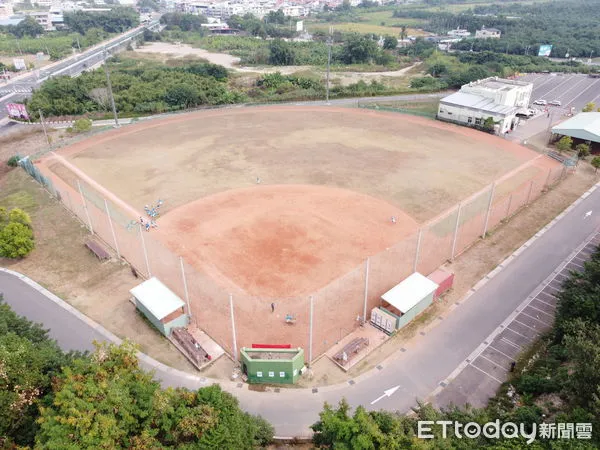 ▲南投縣議員關心縣立棒球場設施改善。（圖／南投縣政府提供，下同）