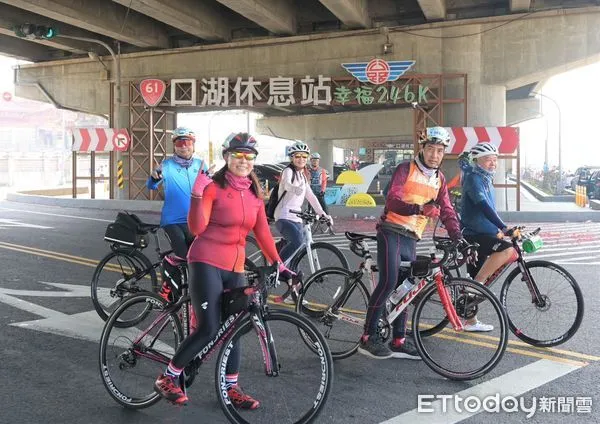 ▲「2023踩漾雲嘉」自行車漫遊活動，搭配目前雲嘉南濱海秋、冬最夯的候鳥季，規劃由專業鳥導帶著遊客，騎乘自行車進入各個賞鳥熱點進行導覽。（圖／記者林東良翻攝，下同）