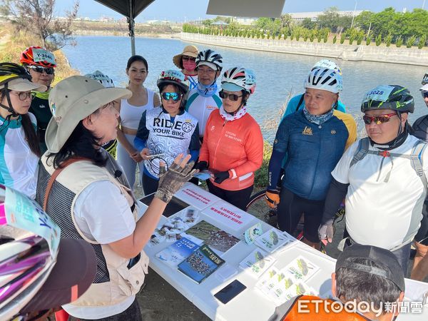 ▲「2023踩漾雲嘉」自行車漫遊活動，搭配目前雲嘉南濱海秋、冬最夯的候鳥季，規劃由專業鳥導帶著遊客，騎乘自行車進入各個賞鳥熱點進行導覽。（圖／記者林東良翻攝，下同）