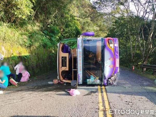 ▲▼宜蘭太平山遊覽車翻覆。（圖／記者黃彥傑翻攝）