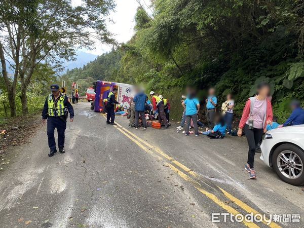 ▲▼宜蘭太平山遊覽車翻車。（圖／記者游芳男翻攝）