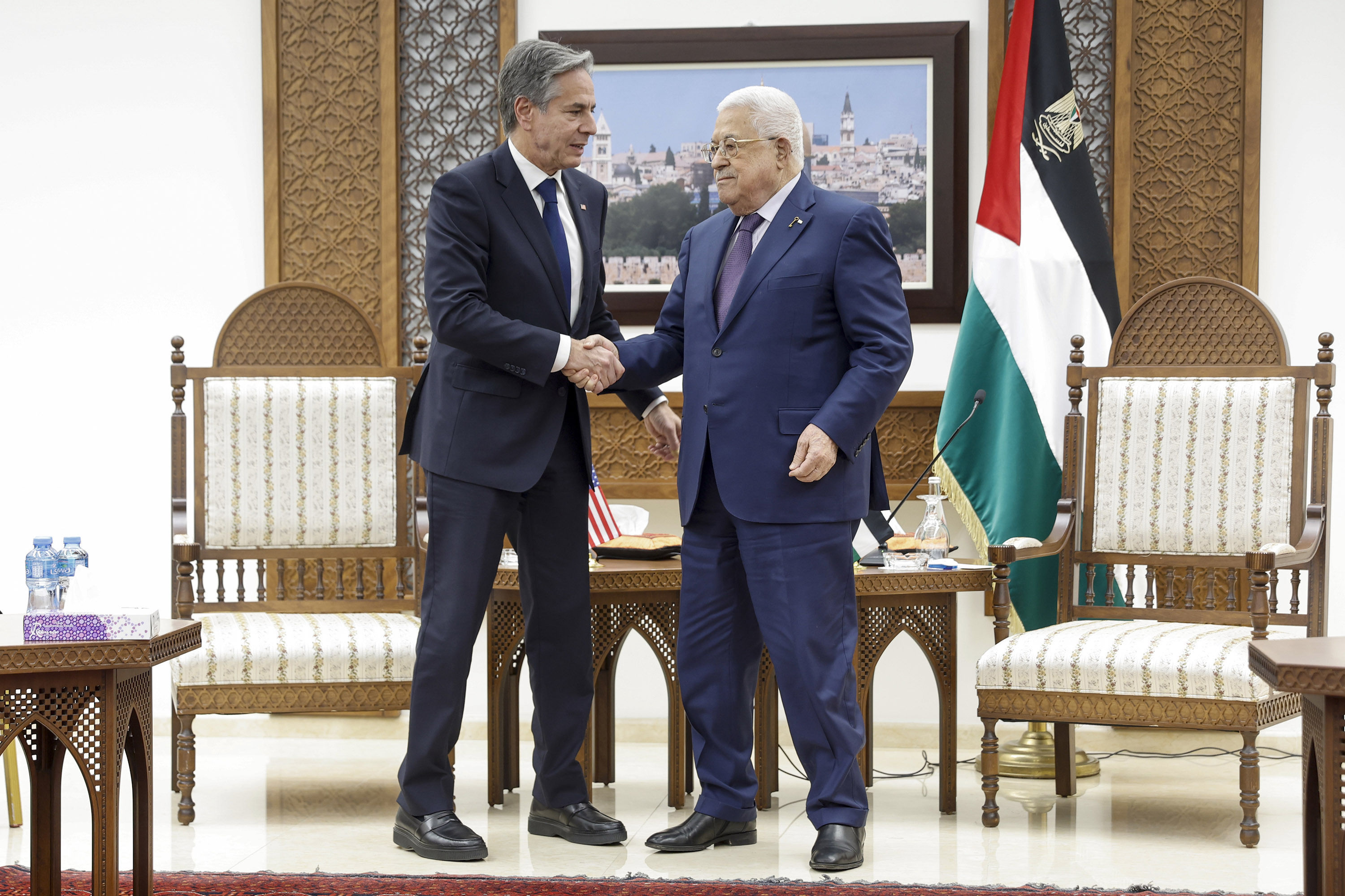 ▲布林肯（Antony Blinken）突訪約旦河西岸，與巴勒斯坦自治政府主席阿巴斯（Mahmud Abbas）會面。（圖／達志影像／美聯社）