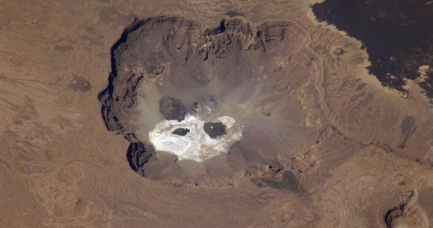 被「超大骷髏」凝視！他驚見非洲獨特火山地質構造　竟能助地球釋放能量