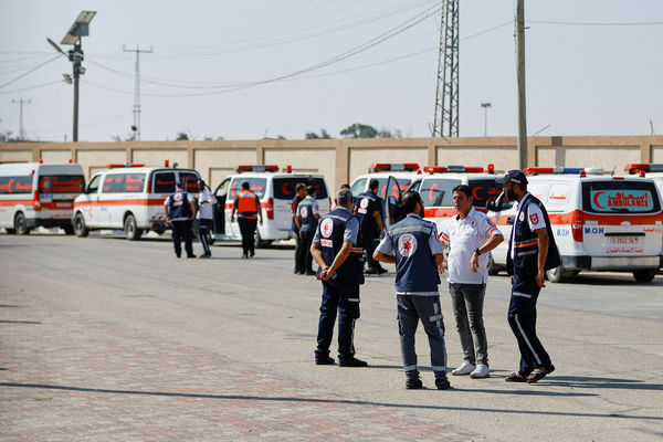 ▲▼救護人員在拉法邊境口岸等待將受傷的巴勒斯坦人送往埃及醫院治療。（圖／路透）