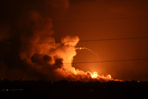 ▲▼從加薩邊境的以色列一側看到，以色列11月5日晚間對加薩地區襲擊，冒出濃煙和火焰。（圖／路透）