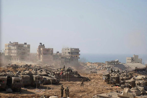 ▲▼以色列國防軍11月5日公布畫面，以色列士兵和坦克在加薩走廊內就位。（圖／路透）