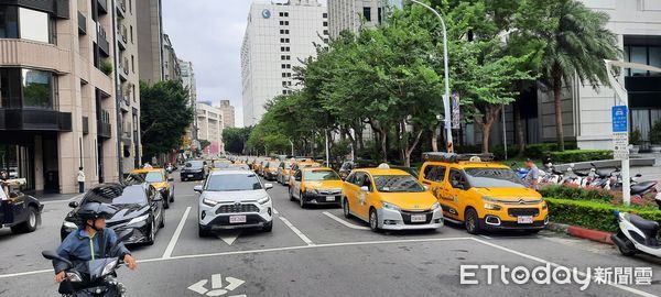 ▲不滿違停記點！職業駕駛1031動員百車抗議▼             。（圖／記者蔡明華攝）