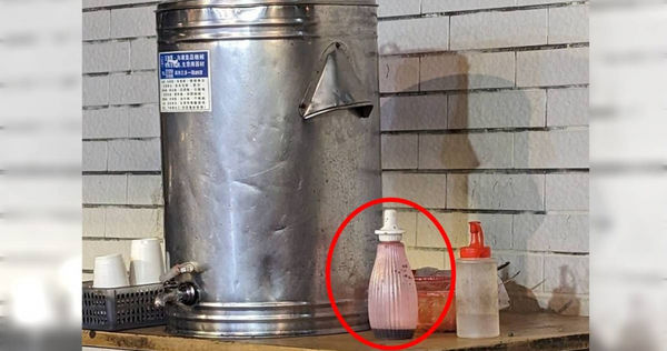女網友驚見火鍋店醬油，竟用沖洗瓶裝，讓她笑說「當媽的都懂」。（圖／翻攝路上觀察學院）