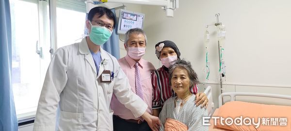 ▲門諾醫院醫師黃振銘（左）向潘婦及家屬講述冠狀動脈繞道手術。（圖／門諾醫院提供，下同）