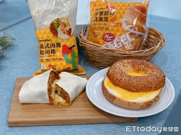 ▲▼全家推多重起司貝果堡、墨式肉醬起司捲。（圖／記者蕭筠攝）