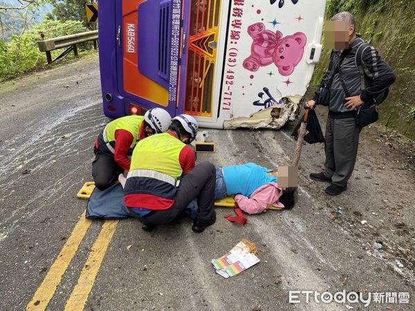 ▲▼太平山遊覽車失控先撞路旁護欄、後撞山壁至翻車約20幾秒。（圖／記者游芳男翻攝，下同）