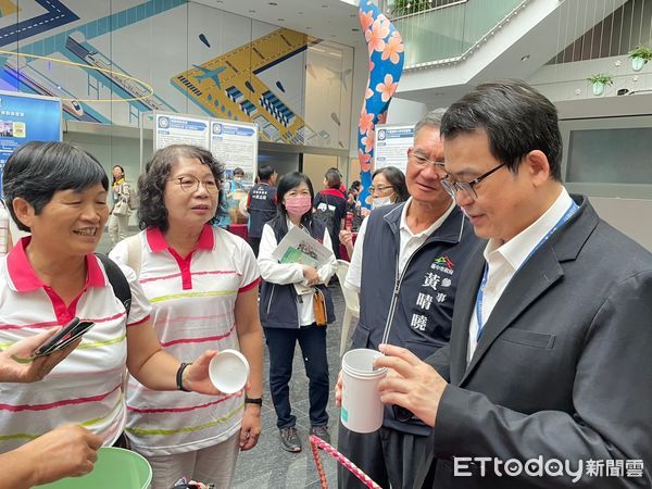 ▲▼公私部門共同推動低碳永續城市，台中市政府表揚14個單位傑出貢獻獎。（圖／台中市政府提供，下同）