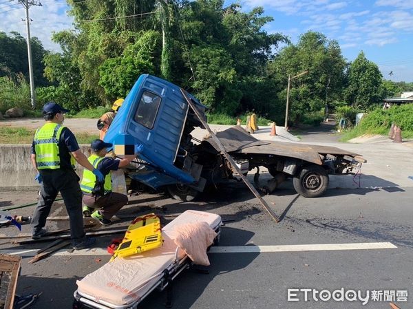 ▲▼ 自小客車不慎自撞橋墩 中埔警呼籲用路人注意行車安全  。（圖／中埔分局提供）