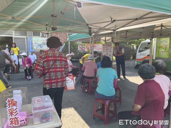 ▲▼ 布袋警結合健檢醫療車反詐騙宣導  。（圖／布袋分局提供）