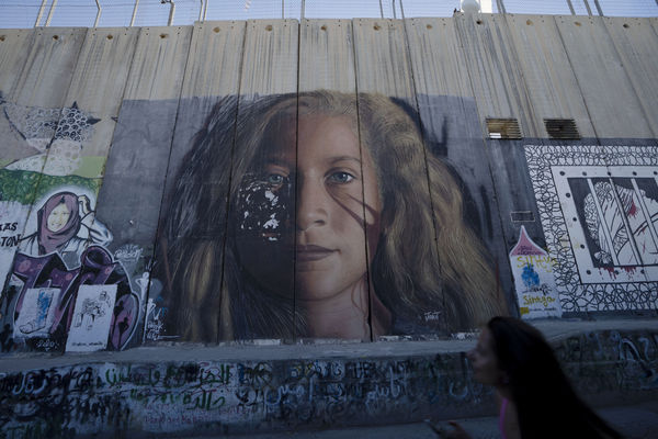 ▲▼巴勒斯坦社運家塔米米（Ahed Tamimi）2017年摑掌以色列士兵後爆紅，成為對抗以色列的象徵，在約旦河西岸城市伯利恆有人繪製她的肖像。（圖／達志影像／美聯社）