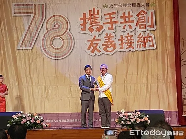 ▲▼更保節78年慶祝大會，行政院長陳建仁，東森集團再獲獎，副總經理許生忠代表領獎。（圖／記者吳銘峯攝）