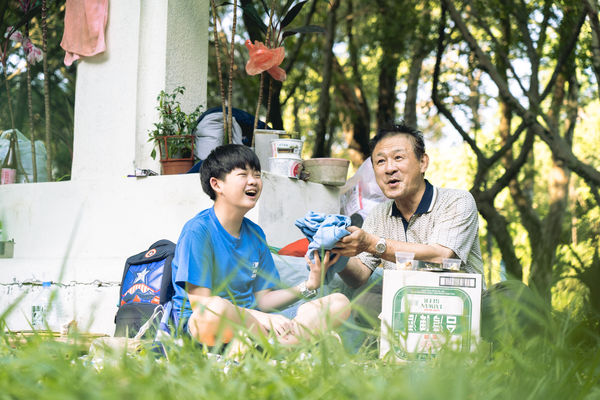 ▲《我的野餐叔叔》劇照，陳慕義（右）與小演員在片中有一段真摯動人的友誼。（圖／電影戲劇業職業工會）
