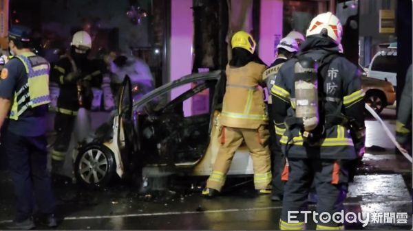 ▲高雄市三民區發生一起2車相撞車禍，一台轎車差點撞進騎樓，瞬間燃燒             。（圖／記者吳奕靖翻攝）