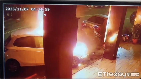 ▲高雄市三民區發生一起2車相撞車禍，一台轎車差點撞進騎樓，瞬間燃燒             。（圖／記者吳奕靖翻攝）