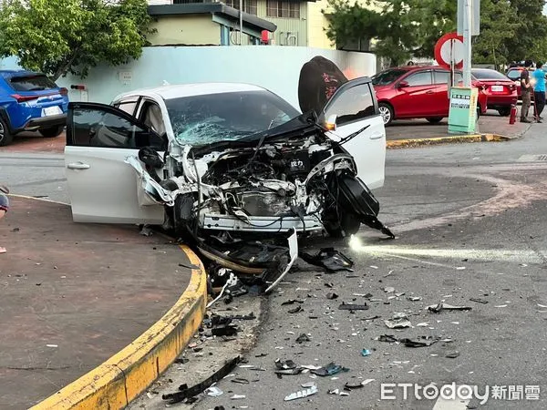 ▲▼苗栗銅鑼工業區路口6日下午發生混凝土預拌車與自小客車碰撞車禍，2車嚴重損壞，所幸雙方駕駛及乘客無明顯傷勢。（圖／記者蔡文淵翻攝）