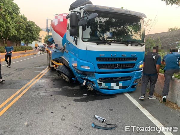 ▲▼苗栗銅鑼工業區路口6日下午發生混凝土預拌車與自小客車碰撞車禍，2車嚴重損壞，所幸雙方駕駛及乘客無明顯傷勢。（圖／記者蔡文淵翻攝）