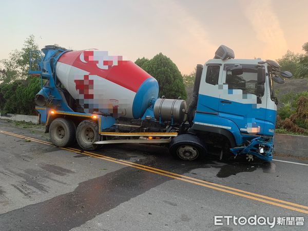 ▲▼苗栗銅鑼工業區路口6日下午發生混凝土預拌車與自小客車碰撞車禍，2車嚴重損壞，所幸雙方駕駛及乘客無明顯傷勢。（圖／記者蔡文淵翻攝）