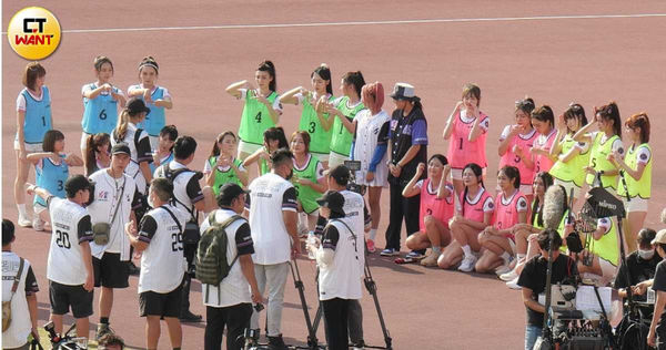 24位女孩下午分成藍、綠、紅、黃四隊進行競走接力，美眉們使出全力比拚超敬業。（圖／本刊攝影組）