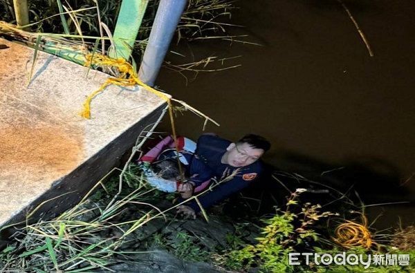 ▲▼經拋救生圈及員警脫衣下水救援。（圖／大園警分局提供）