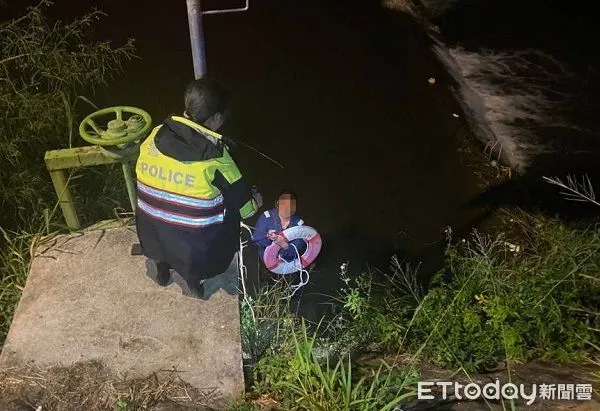 ▲員警發現男子掉落在3米深的溪底。（圖／大園警分局提供）