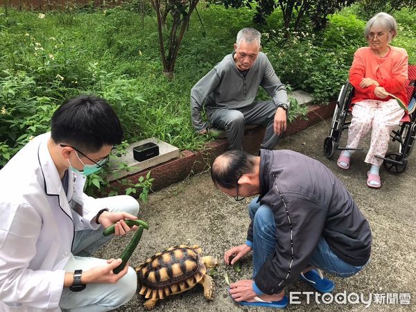 ▲中榮埔里分院附設護理之家辦理「動物輔助治療」活動。（圖／台中榮總埔里分院提供）