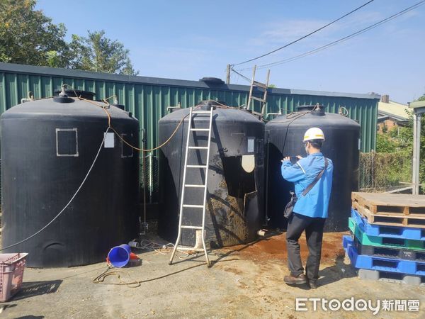 ▲醬油製造工廠發生工安意外，3名工人在清理醬油槽時疑似缺氧或氧體中毒暈倒，一度失去生命跡象，經搶救恢復呼吸心跳，3人目前住院觀察，病況尚穩定。 （圖／記者林東良翻攝，下同）