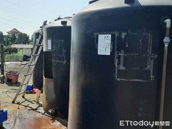 ▲醬油製造工廠發生工安意外，3名工人在清理醬油槽時疑似缺氧或氧體中毒暈倒，一度失去生命跡象，經搶救恢復呼吸心跳，3人目前住院觀察，病況尚穩定。 （圖／記者林東良翻攝，下同）